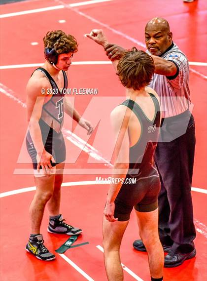 Thumbnail 2 in Shawnee Mission Varsity Invitational  photogallery.