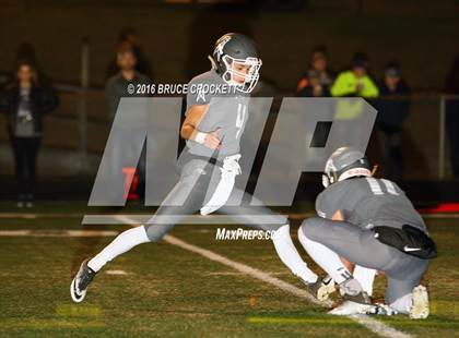 Thumbnail 3 in Mt. Vernon vs. White Oak (3A Div.1 Region 2 Bi-District Final) photogallery.