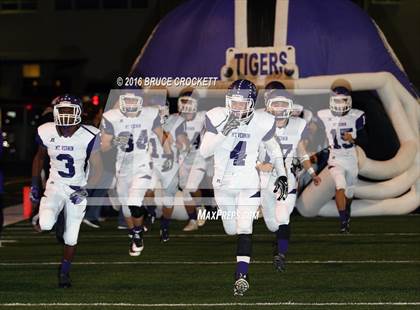 Thumbnail 2 in Mt. Vernon vs. White Oak (3A Div.1 Region 2 Bi-District Final) photogallery.
