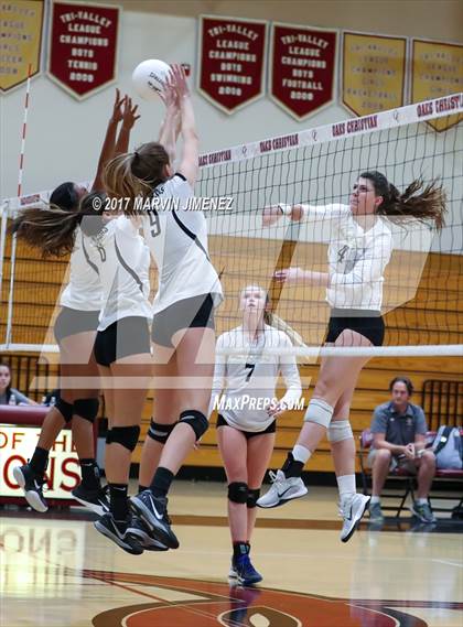 Thumbnail 3 in Oaks Christian vs Calabasas photogallery.