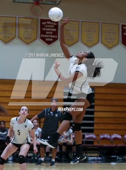 Thumbnail 2 in Oaks Christian vs Calabasas photogallery.