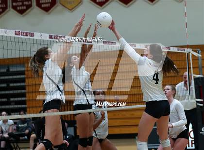 Thumbnail 3 in Oaks Christian vs Calabasas photogallery.