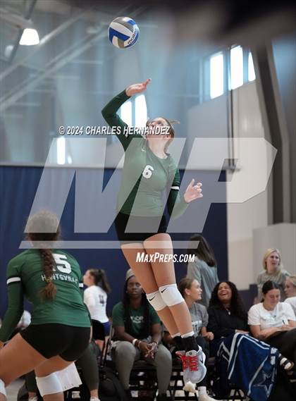 Thumbnail 2 in New Braunfels vs. Huntsville (Legends Invitational) photogallery.