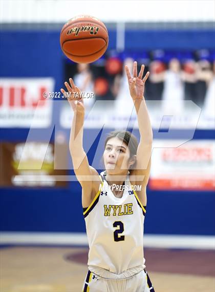Thumbnail 2 in Haltom vs Wylie (Weatherford Raising Cane's Christmas Classic) photogallery.