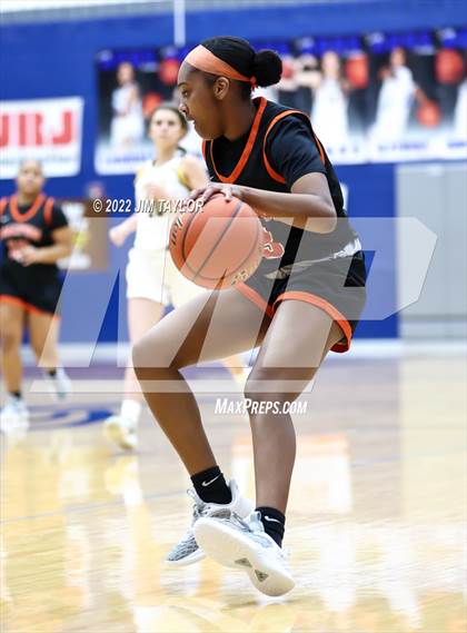 Thumbnail 2 in Haltom vs Wylie (Weatherford Raising Cane's Christmas Classic) photogallery.