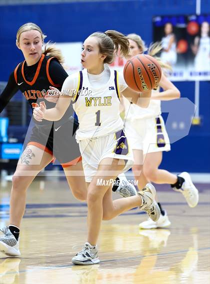 Thumbnail 2 in Haltom vs Wylie (Weatherford Raising Cane's Christmas Classic) photogallery.