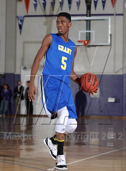Thumbnail 3 in Grant vs. Eisenhower (St. Hope Elite Hoops Classic) photogallery.