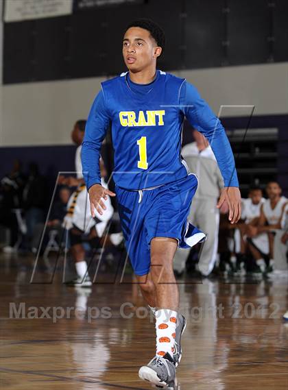 Thumbnail 3 in Grant vs. Eisenhower (St. Hope Elite Hoops Classic) photogallery.