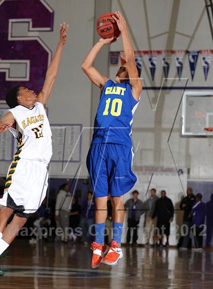 Thumbnail 3 in Grant vs. Eisenhower (St. Hope Elite Hoops Classic) photogallery.