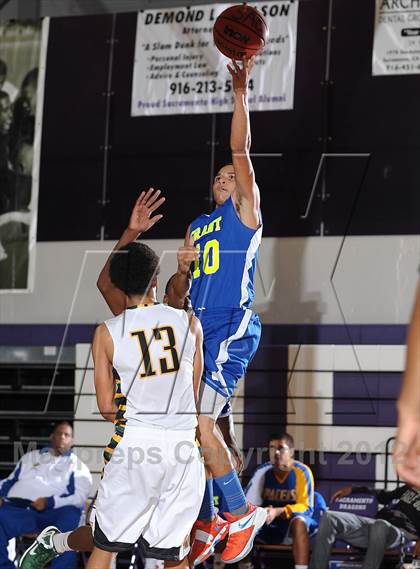 Thumbnail 3 in Grant vs. Eisenhower (St. Hope Elite Hoops Classic) photogallery.