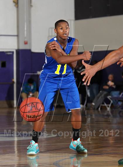 Thumbnail 3 in Grant vs. Eisenhower (St. Hope Elite Hoops Classic) photogallery.
