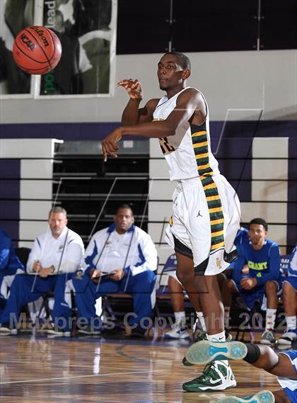 Thumbnail 3 in Grant vs. Eisenhower (St. Hope Elite Hoops Classic) photogallery.