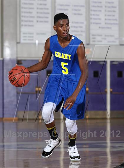 Thumbnail 2 in Grant vs. Eisenhower (St. Hope Elite Hoops Classic) photogallery.