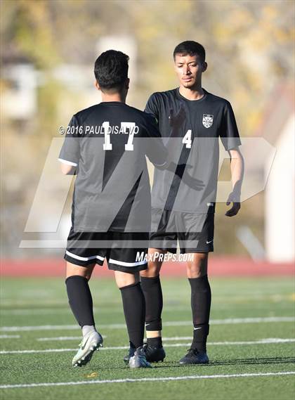 Thumbnail 1 in Arapahoe vs. Rangeview (CHSAA 5A 2nd Round) photogallery.