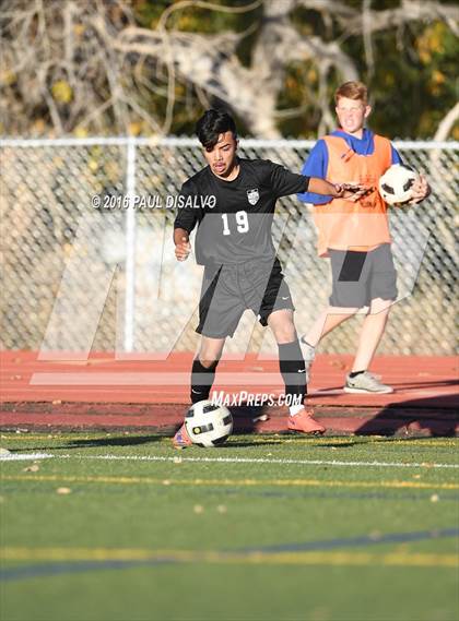 Thumbnail 3 in Arapahoe vs. Rangeview (CHSAA 5A 2nd Round) photogallery.