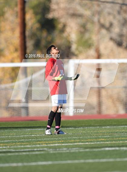 Thumbnail 2 in Arapahoe vs. Rangeview (CHSAA 5A 2nd Round) photogallery.