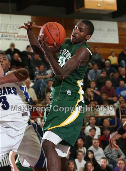 Thumbnail 2 in Newark Memorial vs. St. Patrick (MaxPreps Holiday Classic National Final) photogallery.