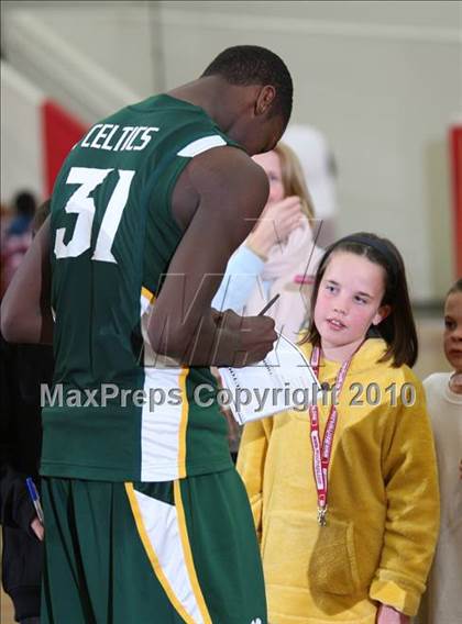 Thumbnail 1 in Newark Memorial vs. St. Patrick (MaxPreps Holiday Classic National Final) photogallery.