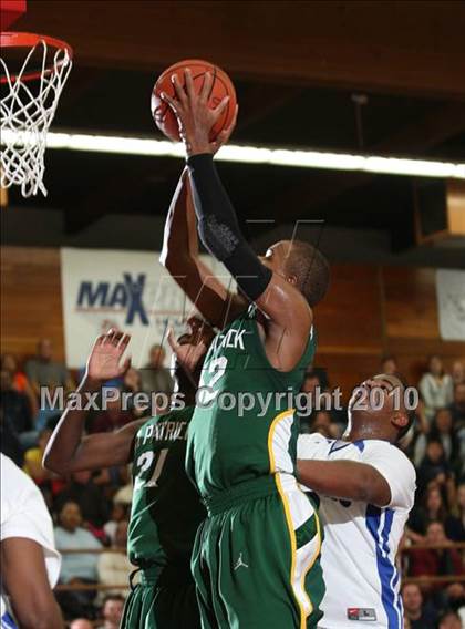 Thumbnail 2 in Newark Memorial vs. St. Patrick (MaxPreps Holiday Classic National Final) photogallery.