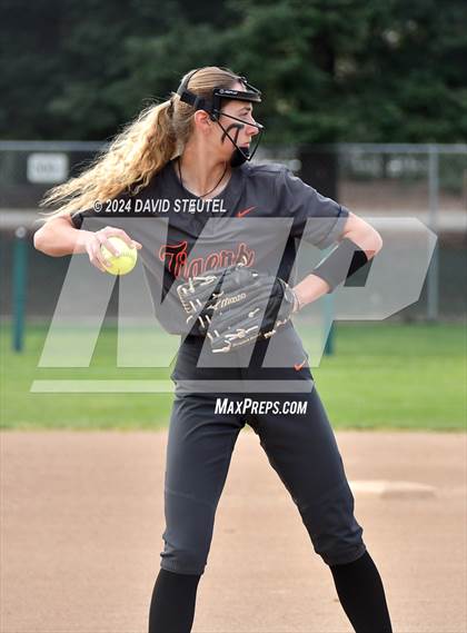 Thumbnail 3 in Roseville vs. Oakmont (Stephanie LeDoux Tournament) photogallery.