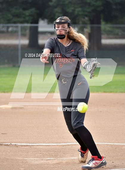 Thumbnail 1 in Roseville vs. Oakmont (Stephanie LeDoux Tournament) photogallery.