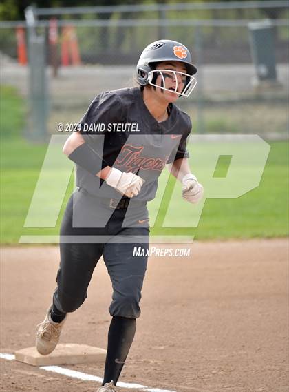 Thumbnail 3 in Roseville vs. Oakmont (Stephanie LeDoux Tournament) photogallery.