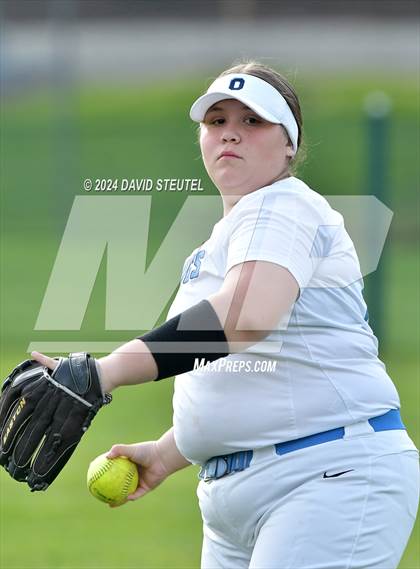 Thumbnail 2 in Roseville vs. Oakmont (Stephanie LeDoux Tournament) photogallery.