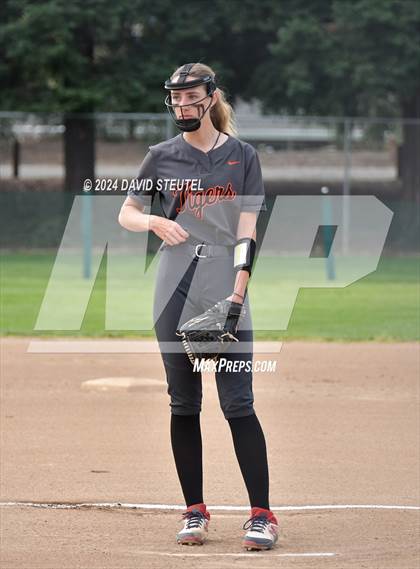 Thumbnail 1 in Roseville vs. Oakmont (Stephanie LeDoux Tournament) photogallery.