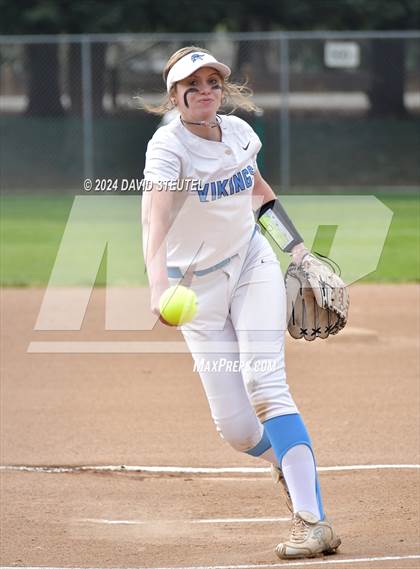 Thumbnail 2 in Roseville vs. Oakmont (Stephanie LeDoux Tournament) photogallery.