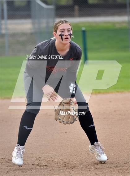 Thumbnail 1 in Roseville vs. Oakmont (Stephanie LeDoux Tournament) photogallery.