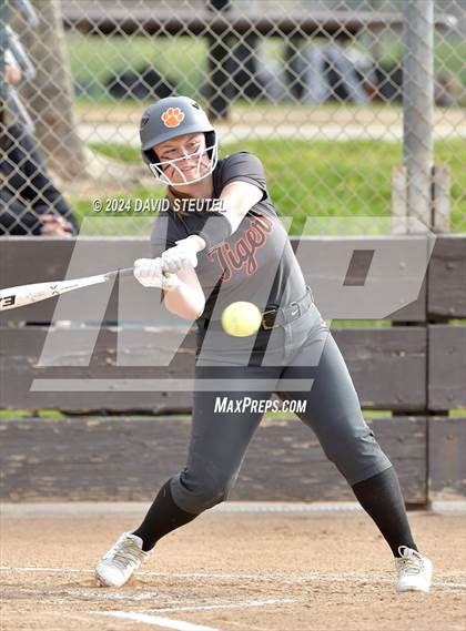 Thumbnail 1 in Roseville vs. Oakmont (Stephanie LeDoux Tournament) photogallery.