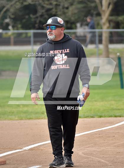 Thumbnail 2 in Roseville vs. Oakmont (Stephanie LeDoux Tournament) photogallery.