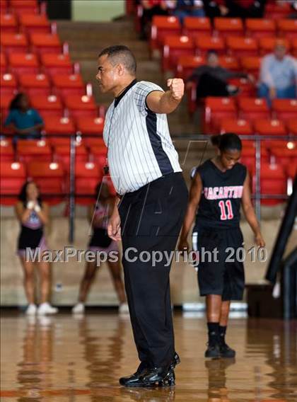Thumbnail 1 in MacArthur vs. Cedar Hill (Texas 5A Region I Final) photogallery.