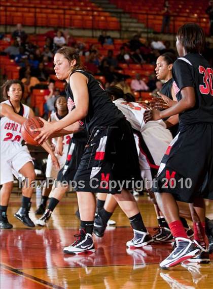 Thumbnail 2 in MacArthur vs. Cedar Hill (Texas 5A Region I Final) photogallery.