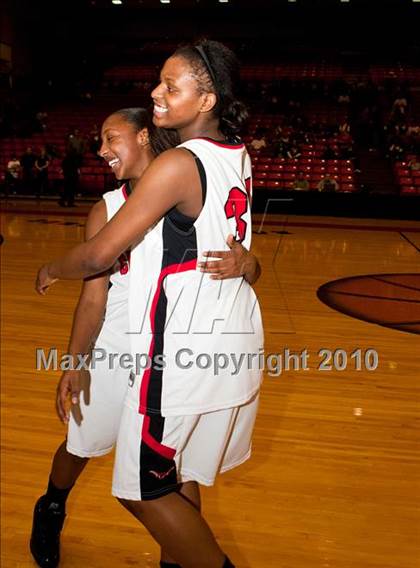 Thumbnail 2 in MacArthur vs. Cedar Hill (Texas 5A Region I Final) photogallery.