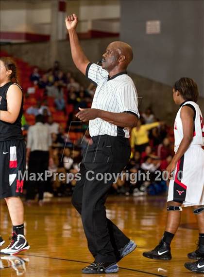 Thumbnail 3 in MacArthur vs. Cedar Hill (Texas 5A Region I Final) photogallery.
