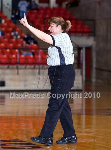 Thumbnail 2 in MacArthur vs. Cedar Hill (Texas 5A Region I Final) photogallery.