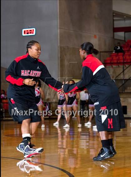 Thumbnail 2 in MacArthur vs. Cedar Hill (Texas 5A Region I Final) photogallery.