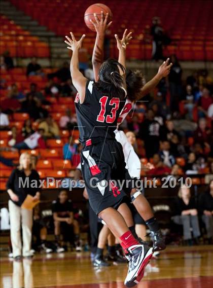 Thumbnail 1 in MacArthur vs. Cedar Hill (Texas 5A Region I Final) photogallery.