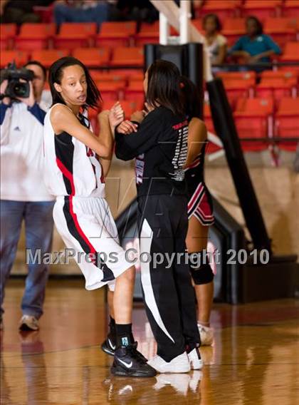 Thumbnail 3 in MacArthur vs. Cedar Hill (Texas 5A Region I Final) photogallery.