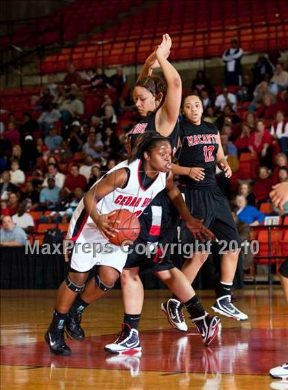 Thumbnail 2 in MacArthur vs. Cedar Hill (Texas 5A Region I Final) photogallery.