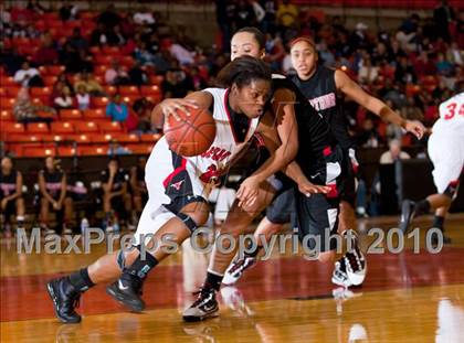 Thumbnail 1 in MacArthur vs. Cedar Hill (Texas 5A Region I Final) photogallery.
