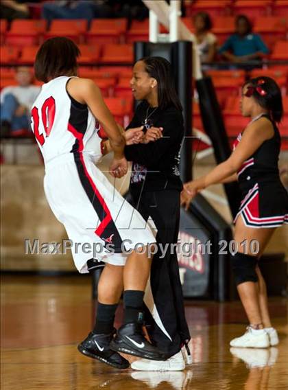 Thumbnail 1 in MacArthur vs. Cedar Hill (Texas 5A Region I Final) photogallery.