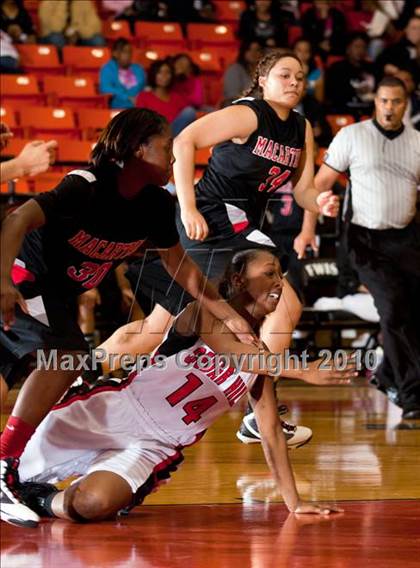 Thumbnail 2 in MacArthur vs. Cedar Hill (Texas 5A Region I Final) photogallery.