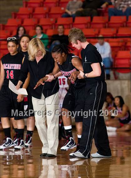 Thumbnail 1 in MacArthur vs. Cedar Hill (Texas 5A Region I Final) photogallery.
