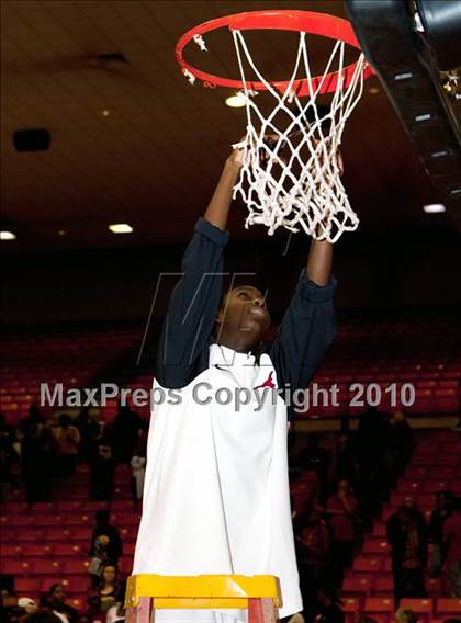 Thumbnail 1 in MacArthur vs. Cedar Hill (Texas 5A Region I Final) photogallery.