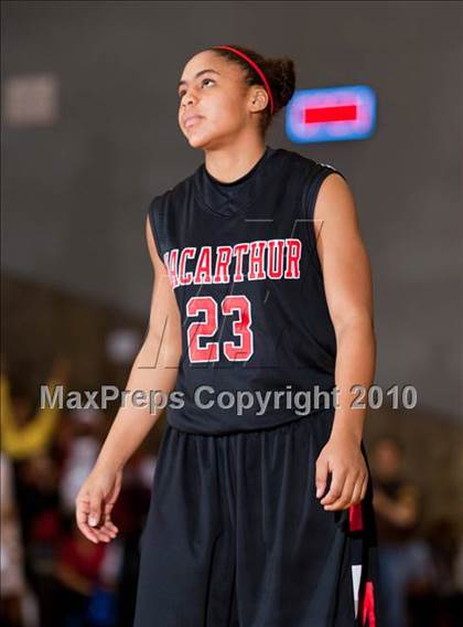 Thumbnail 2 in MacArthur vs. Cedar Hill (Texas 5A Region I Final) photogallery.