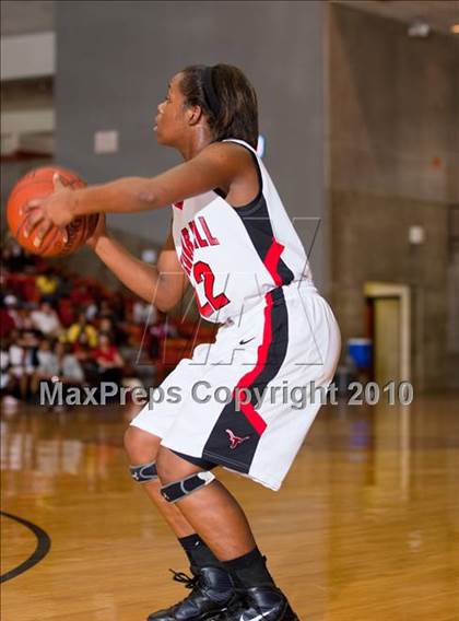 Thumbnail 1 in MacArthur vs. Cedar Hill (Texas 5A Region I Final) photogallery.