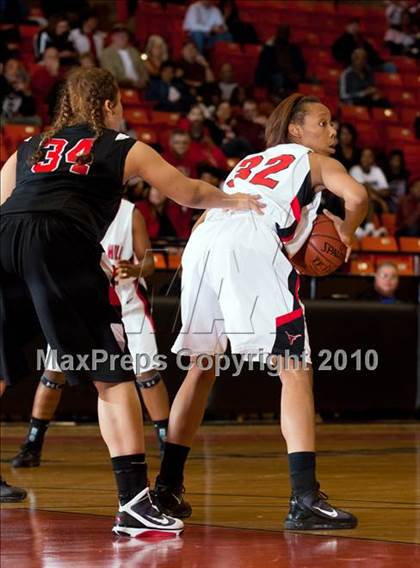 Thumbnail 2 in MacArthur vs. Cedar Hill (Texas 5A Region I Final) photogallery.