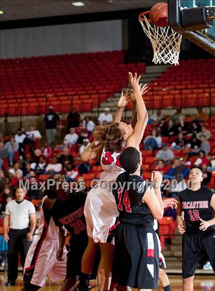 Thumbnail 1 in MacArthur vs. Cedar Hill (Texas 5A Region I Final) photogallery.